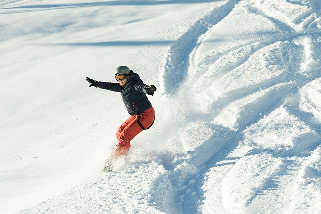スノーボードをする女性の画像